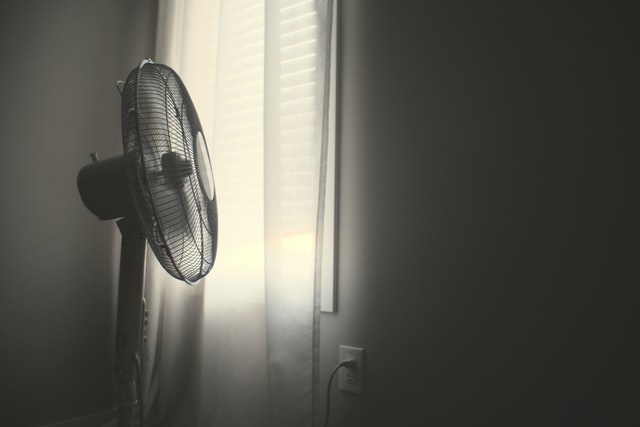 can a fan heat a room